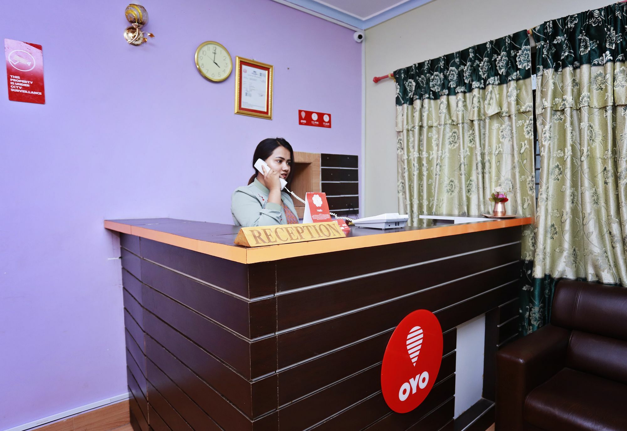 Oyo 575 Api Suites Покхара Экстерьер фото