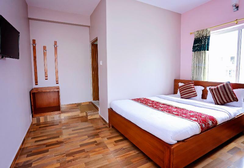 Oyo 575 Api Suites Покхара Экстерьер фото