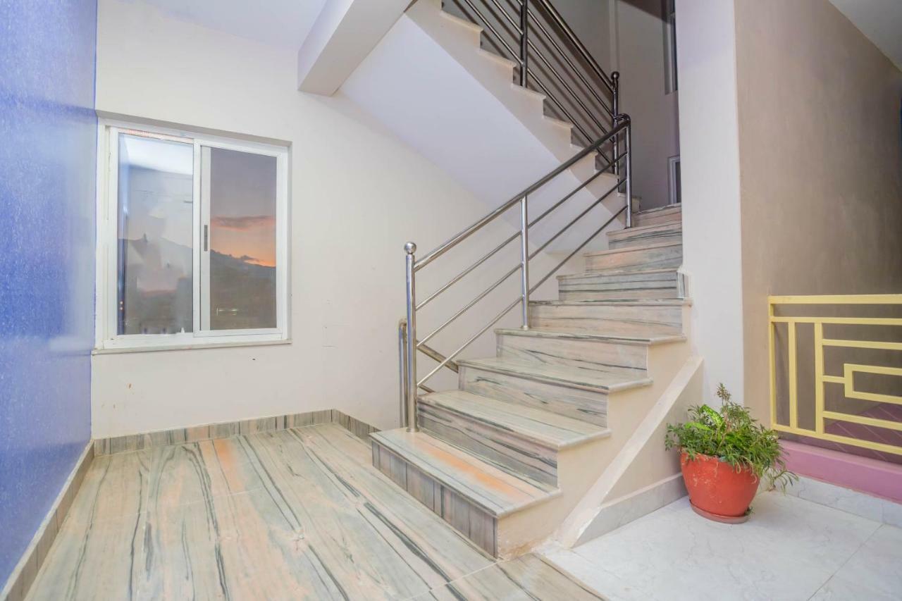Oyo 575 Api Suites Покхара Экстерьер фото