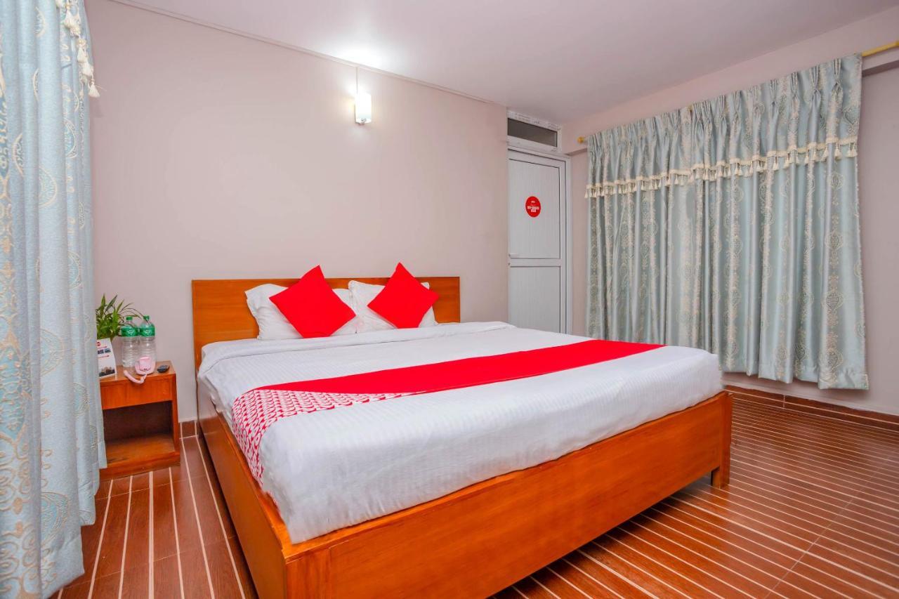 Oyo 575 Api Suites Покхара Экстерьер фото